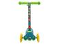 Groene en blauwe driewielige kinderstep met dinosaurus- en puppythema.
