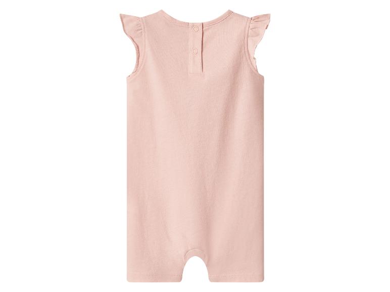 Roze babyromper met ruches aan de mouwen en knoopjes op de rug.