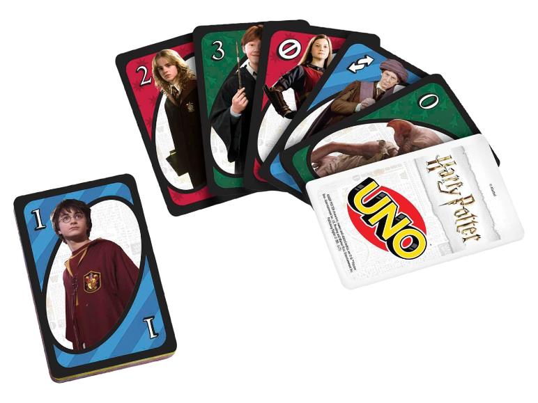 Kaartspel met magisch thema met personages en cijfers.