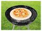 Pizza op een grill op een pizzasteen.