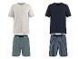 Herenpyjamasets: beige T-shirt met korte mouwen en zak en groene shorts, en marineblauwe V-hals T-shirt met gestreepte shorts.