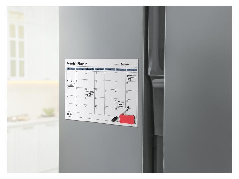 Magnetische maandplanner op koelkast, met stift en wisser.