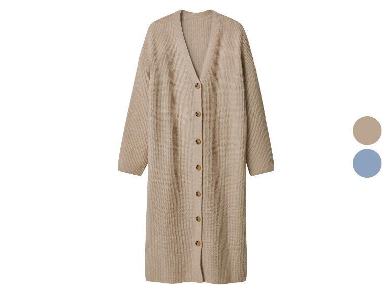 Lange beige gebreide cardigan met knopen en kleurstalen.