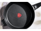 Inzoomen van bovenaf op een zwarte pan met een rode warmte-indicator.