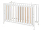 Witte babybedje met wielen.