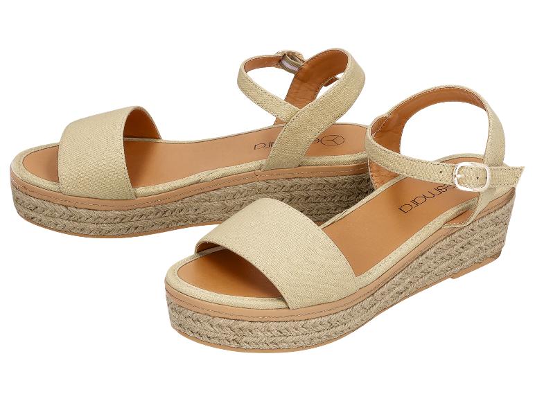 Beige dames sleehak sandalen met gevlochten zolen.