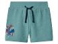 Petrolkleurige jongensshort met superheldenprint en donkerblauwe trekkoorden.