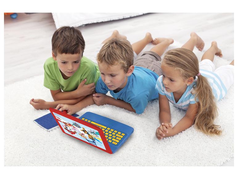 Kinderen met een Paw Patrol laptop.