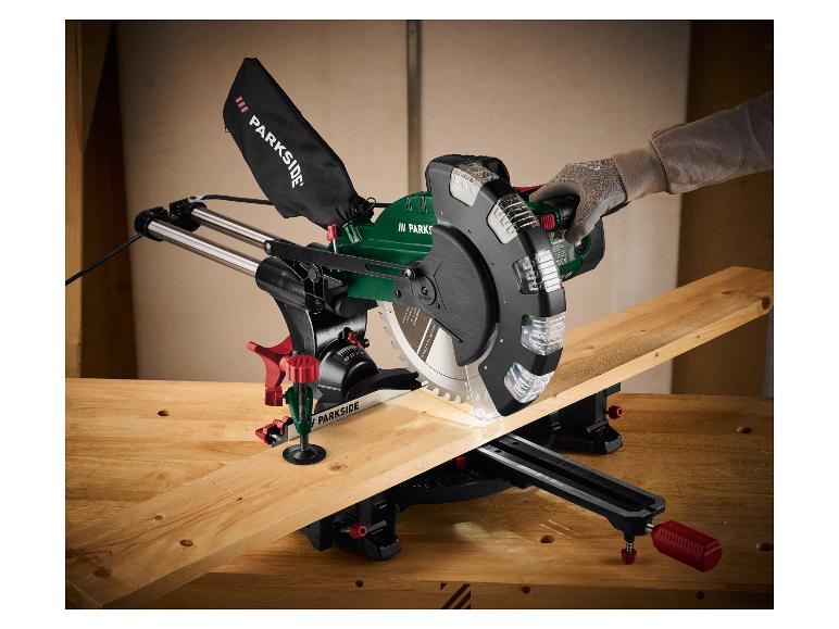 Een persoon zaagt een houten plank met een cirkelzaag op een houten werkbank.