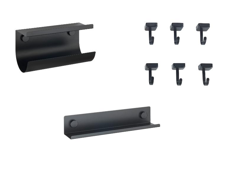 Zwarte wandplanken en haken, minimalistisch design.