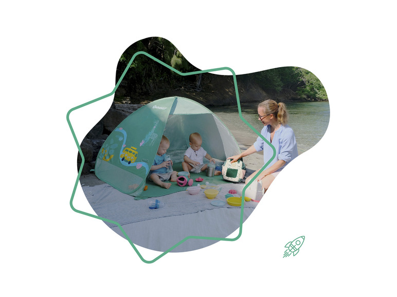 Twee kinderen spelen in een Bababulle tentje aan het water.