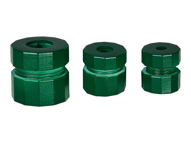 Drie groene zeskantige pijpkoppelingen in verschillende maten.