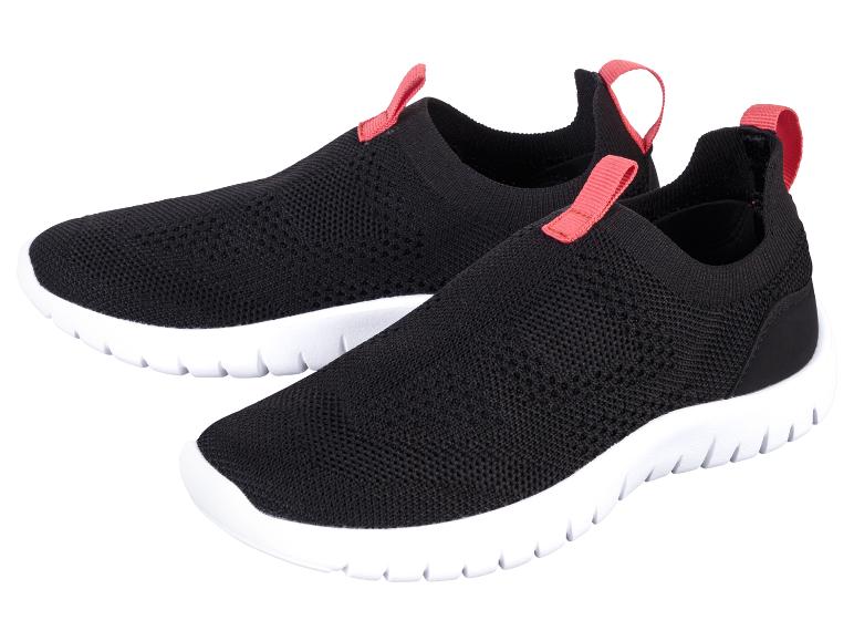 Twee paar zwarte sneakers.