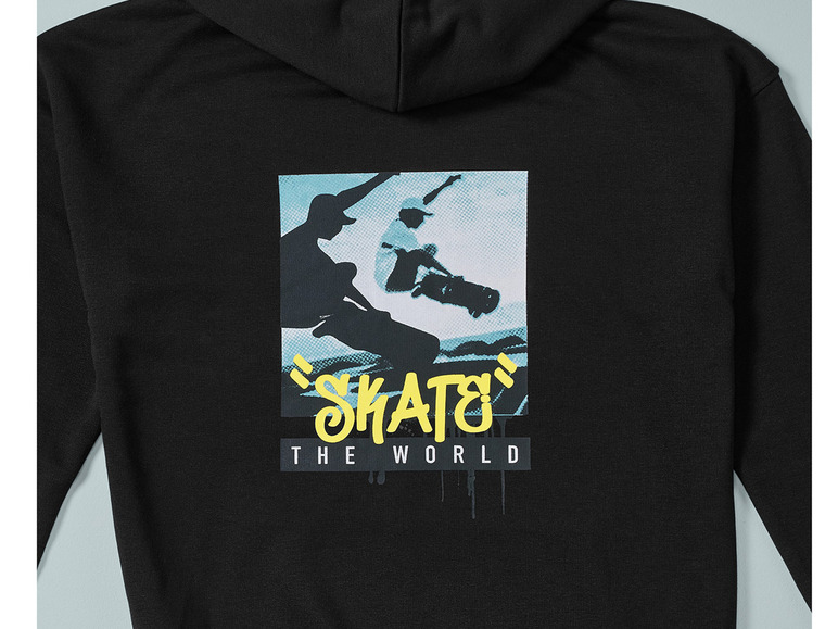 Een zwarte hoodie met een print van een skateboarder en de tekst 'Skate the World'.