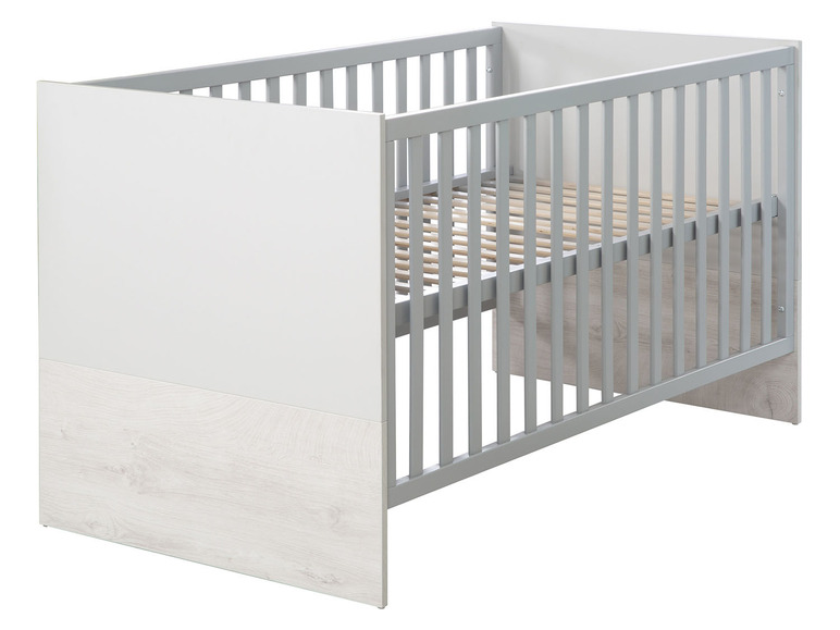 Een wit en grijs babybed met houten lattenbodem.