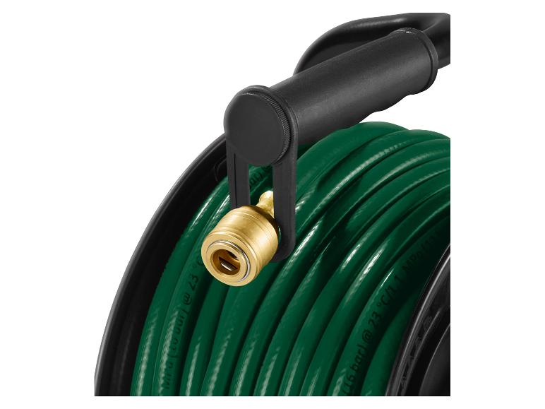 Groene slang op slanghaspel met messing koppeling