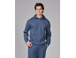 Man in een blauwe hoodie en bijpassende joggingbroek, handen in zakken.
