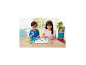 Twee kinderen spelen met kleurrijke knutselkralen en maken dierenfiguren op een houten tafel.