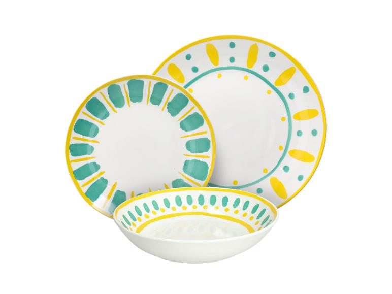 Set witte borden en kommen met gele en turquoise patronen