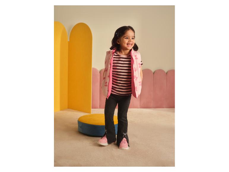 LUPILU® gestreept T-shirt voor peuters met een roze vest en donkere broek.