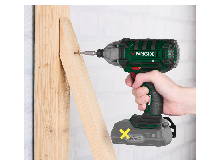 Een Parkside slagschroevendraaier in gebruik, schroeft hout vast.