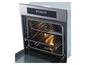 Een open oven met een rooster en een bakplaat.