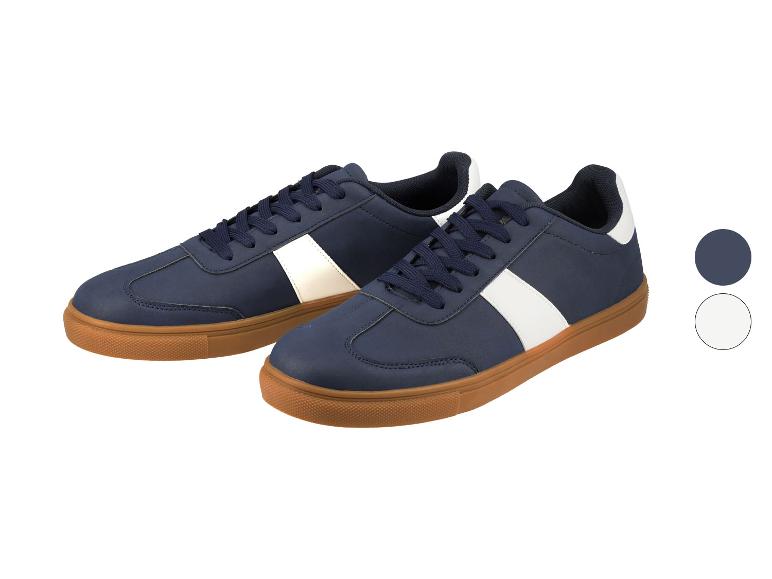 Donkerblauwe sneakers voor heren met witte strepen.