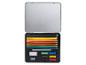 Open metalen doos met kleurpotloden, pastels, gum en puntenslijper.