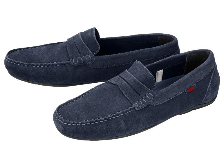 Een paar marineblauwe suède loafers voor heren.