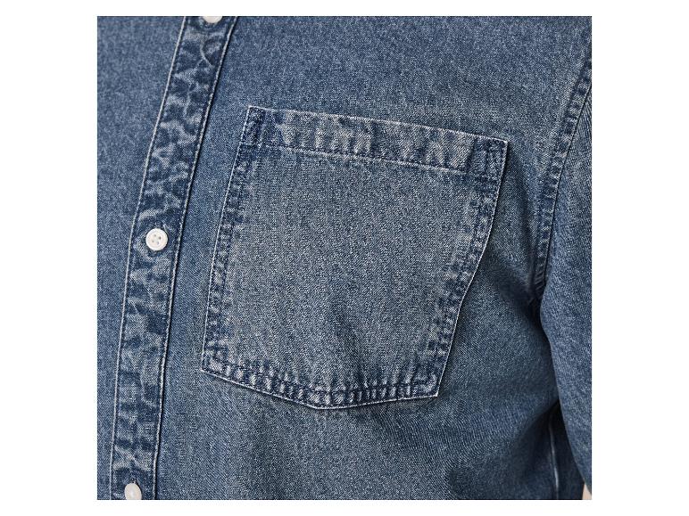 Denim overhemd met zak en knopen.