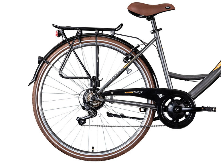 Achterwiel van een grijze Alpina City fiets met bagagedrager.