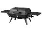 Zwarte draagbare gasbarbecue met zijtafels en thermometer.