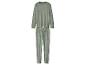Groene tweedelige pyjama met een effen sweatshirt en stippenbroek.
