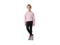 Meisje in roze sweatshirt en zwarte sportbroek met sportschoenen.