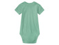 Een lichtgroene baby romper met korte mouwen.