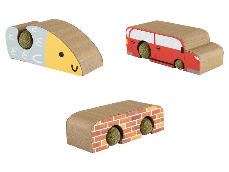 Drie katten speeltjes in de vorm van een vis, auto en muur met kattengras ballen.