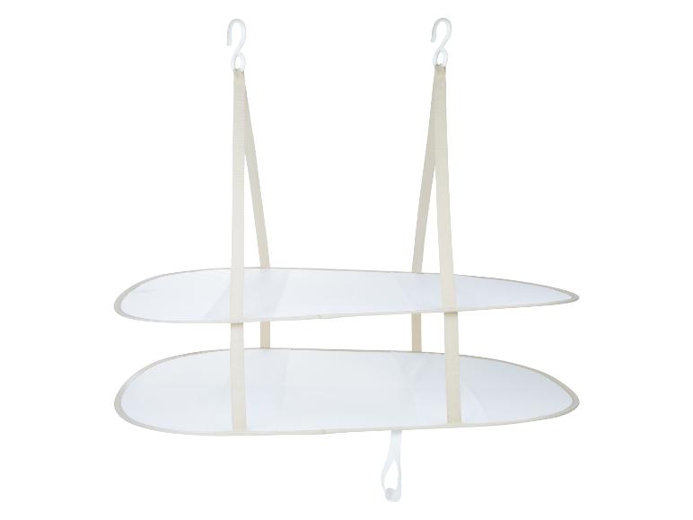 Een droogrek met twee niveaus en haken.