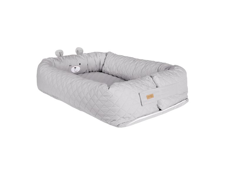 Grijze gewatteerde babynest met een berenontwerp