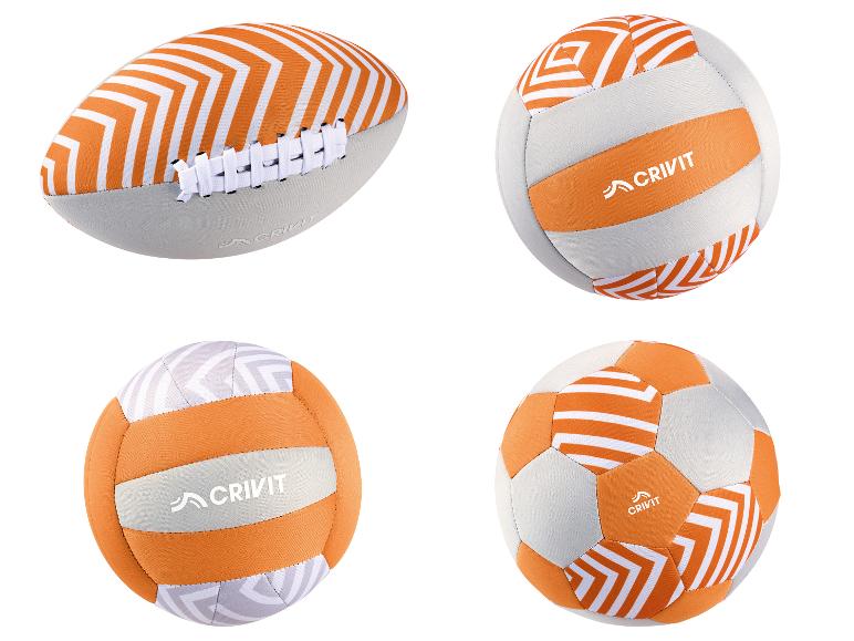 Strandballenset: een rugbybal, twee volleyballen en een voetbal met oranje en witte strepen.