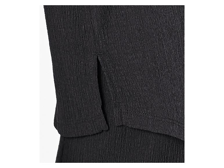 Zwarte, geribbelde stof met zijsplit.