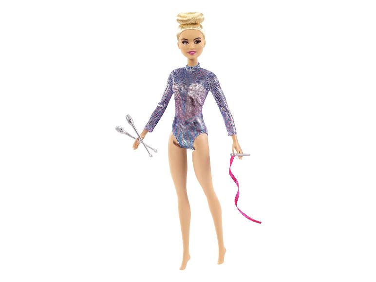 Barbie pop in een gymnastiekpak met knotsen en een lint.