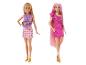 Twee Barbiepoppen, één met puppy's en één met lang roze haar.