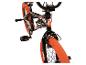 Een BMX-fiets met een zwart frame en oranje banden, schuin naar voren gericht.