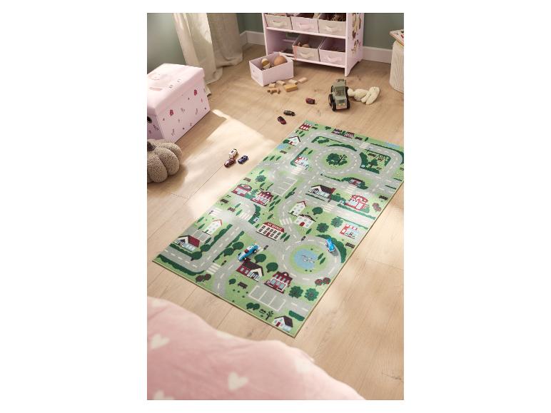 Kinderspeelkleed met stadswegen en auto's, roze speelgoeddoos en plank.
