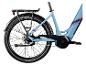 Lichtblauwe elektrische fiets met bagagedrager, spatbord en zichtbare ketting.