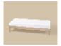 Licht houten daybed met een wit matras op een beige achtergrond.