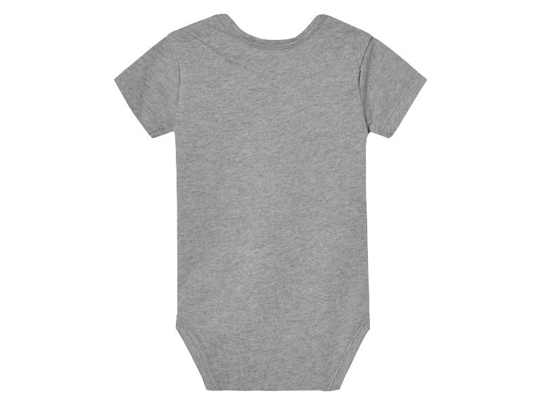 Grijze baby romper met korte mouwen.