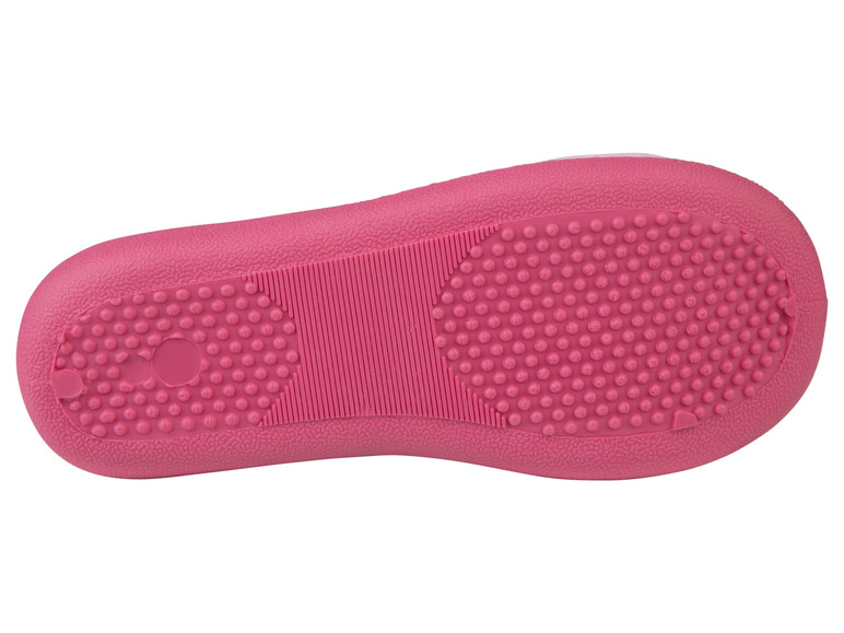 De roze zool van een slipper met noppen.