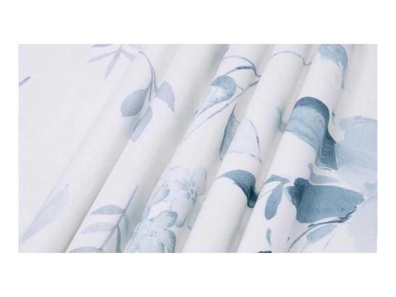 Witte stof met blauw bloemenpatroon en zachte plooien