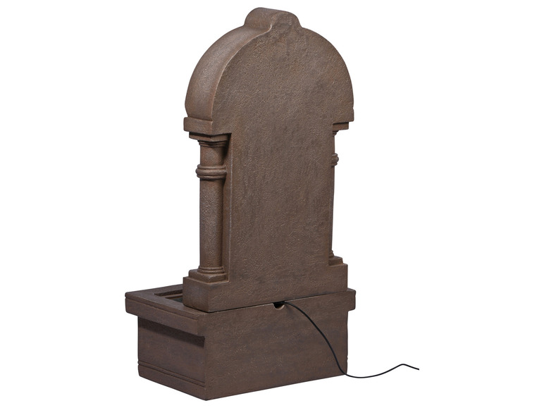 Een stenen fontein met een boog en een basis.